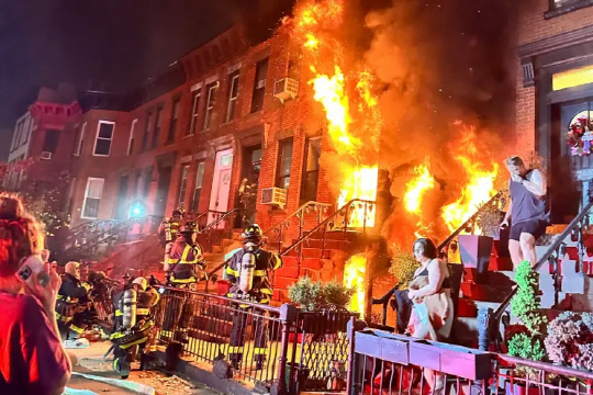 전기 스쿠터 충전 중 `펑`…미 브루클린 일가족 3명 목숨 앗아간 배터리 화재